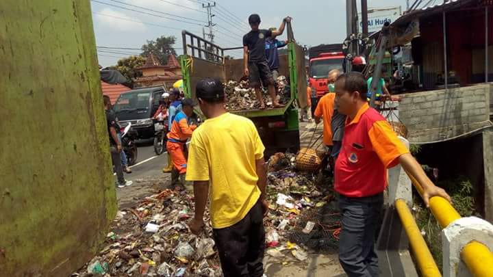 64fc528500c44_Bersih Bersih Sungai Kalimade2.jpeg